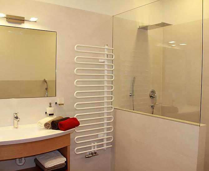 Badezimmer mit offener Dusche