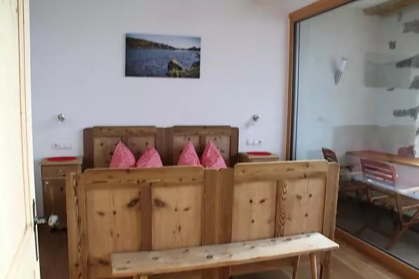 Doppelbettschlafzimmer mit antiken Möbeln vom Schloss Gravetsch