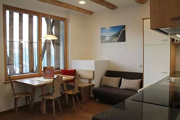 Wohnbereich mit Esstisch und Aussicht 