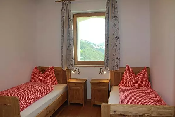 Schlafzimmer mit 3 Einzelbetten und Aussicht auf Kloster Säben
