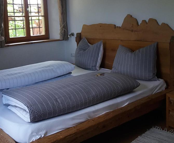 Gemütliches Doppelbettschlafzimmer mit einem Zusatzbett