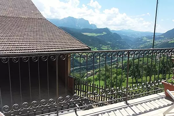 Terrasse mit 2 Liegestühlen und der Möglichkeit zum draußen Essen