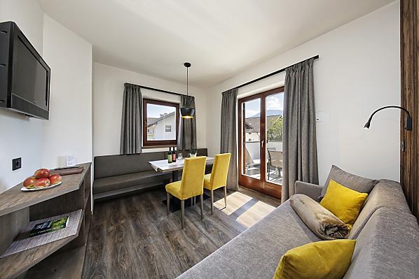 Wohnraum mit großer Terrasse zur Südwestseite