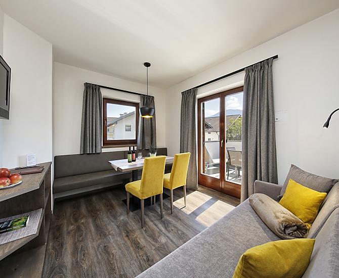 Wohnraum mit großer Terrasse zur Südwestseite
