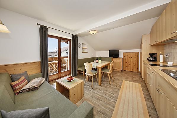 Wohnküche mit Südbalkon und Blick ins Etschtal