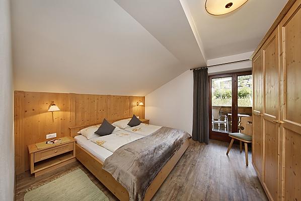 Schlafzimmer mit Balkon Richtung Mutspitze