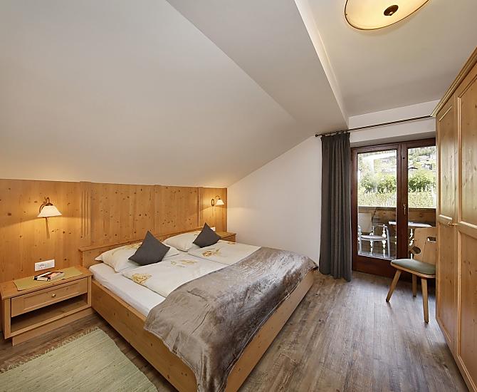 Schlafzimmer mit Balkon Richtung Mutspitze
