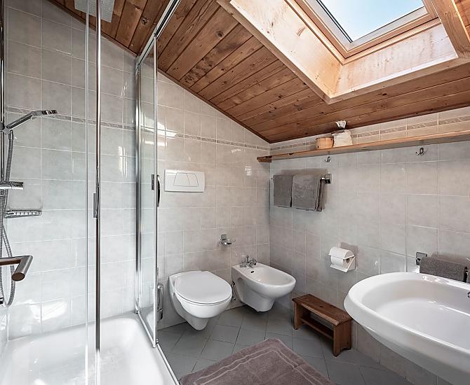 Badezimmer mit Hand- und Regenbrause