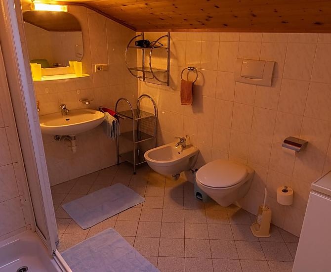 Das Badezimmer mit eigener Waschmaschine.