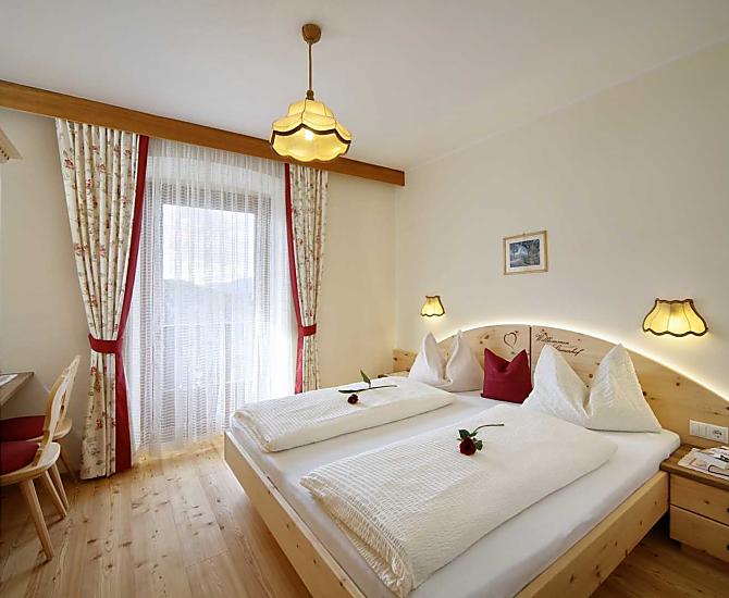 Schönes Doppelzimmer aus massivem, duftendem und gesundem Zirbelholz zum Wohlfühlen. Mit Südbalkon und herrlicher Aussicht auf die Bergwelt.