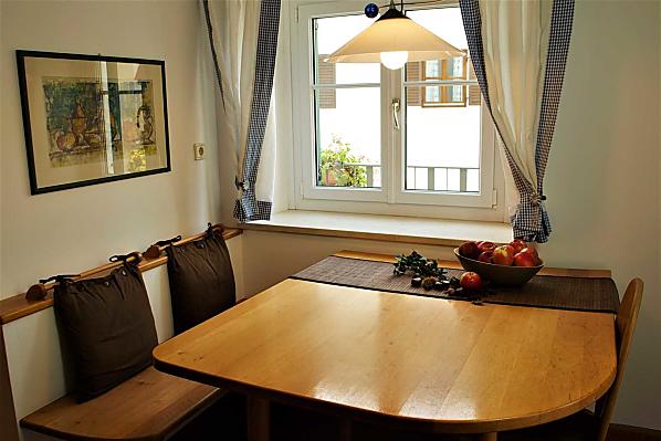 Küche mit Essecke und Zugang zur Terrasse