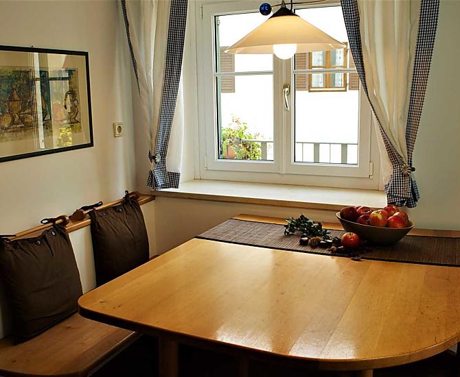 Küche mit Essecke und Zugang zur Terrasse