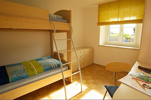 Kinderzimmer mit Etagenbett und Schlafcouch