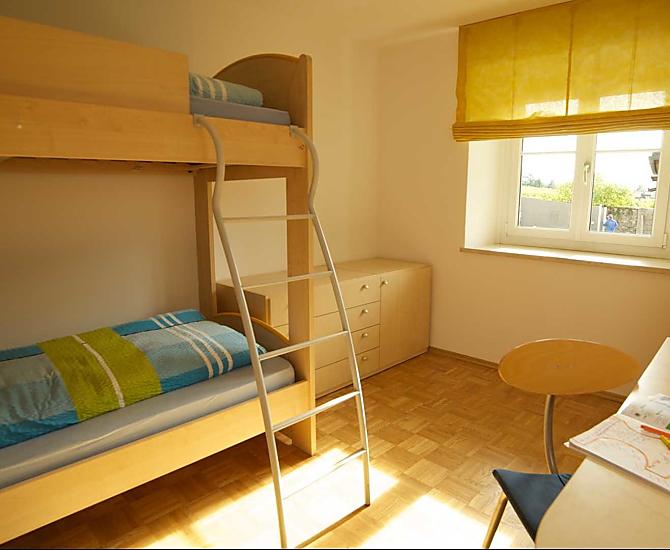 Kinderzimmer mit Etagenbett und Schlafcouch