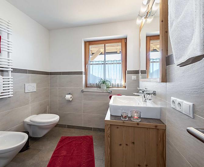 Badezimmer mit Dusche, Bidet und WC 