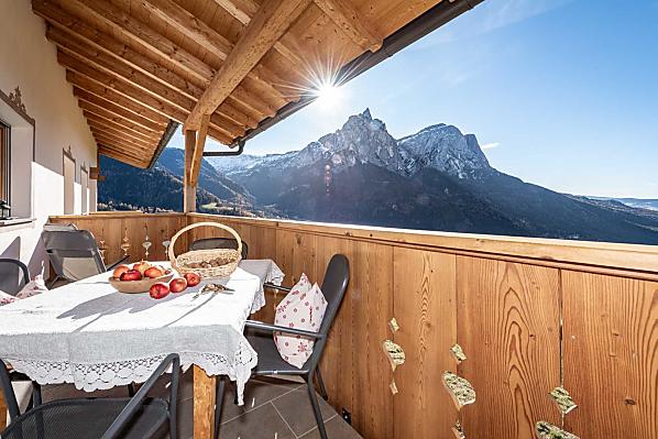 Großer Balkon mit Blick auf den Schlern und die umliegende Bergwelt 