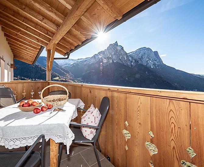 Großer Balkon mit Blick auf den Schlern und die umliegende Bergwelt 
