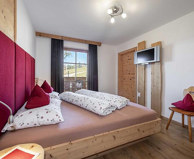 Zweites Doppelbettzimmer in Fichte mit Balkon und Blick auf die umliegende Bergwelt 