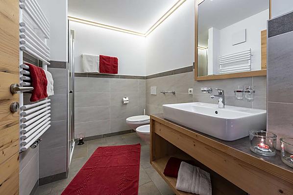 Badezimmer mit Dusche, Bidet und WC