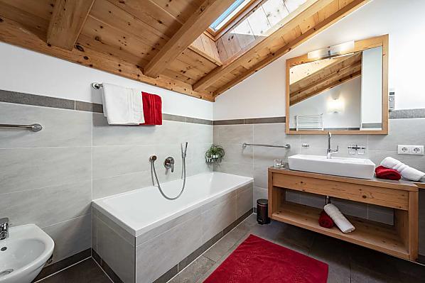 Sonnendurchflutetes Badezimmer mit Badewanne, Bidet und WC 