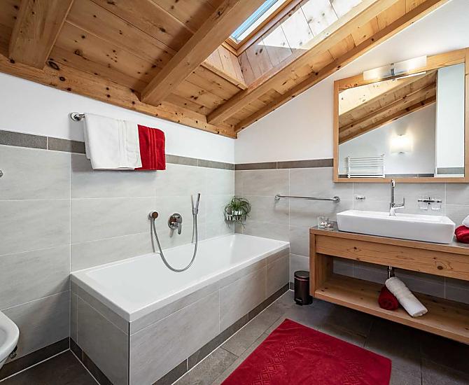 Sonnendurchflutetes Badezimmer mit Badewanne, Bidet und WC 