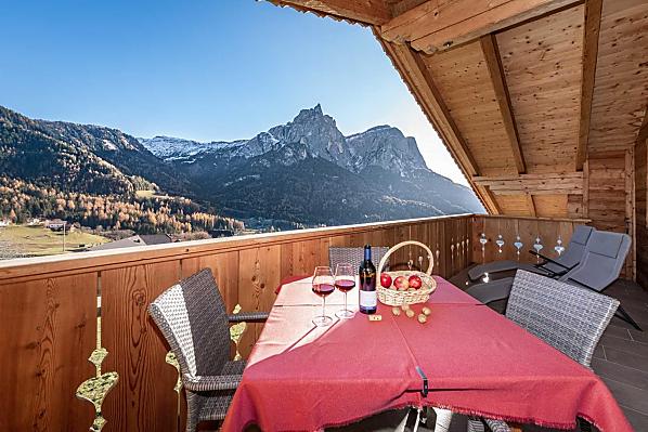 Große Sonnenterrasse mit traumhaftem Blick auf das Schlernmassiv