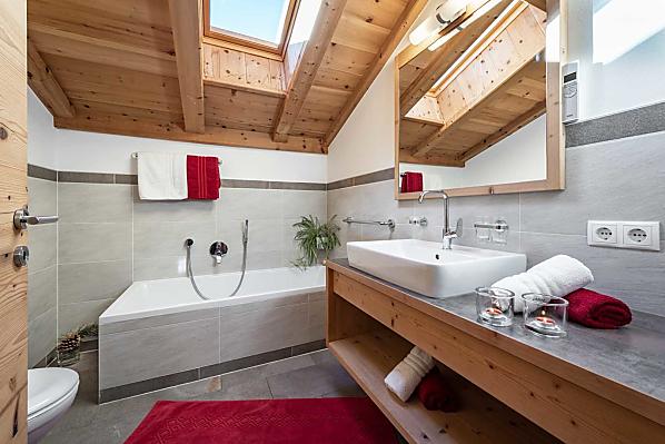 Zweites Badezimmer mit Badewanne, Bidet und WC - Oberboden in Zirbenholz