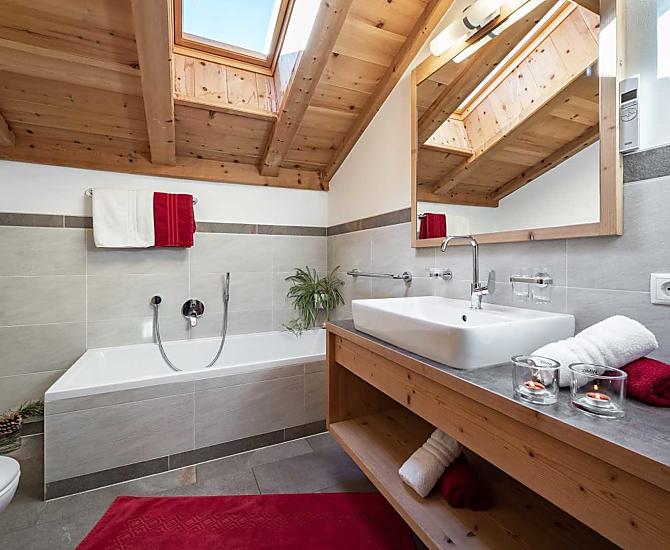 Zweites Badezimmer mit Badewanne, Bidet und WC - Oberboden in Zirbenholz