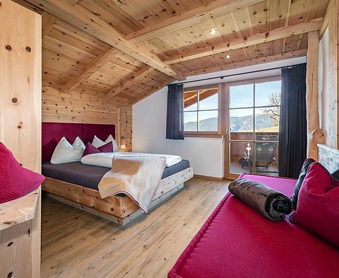 Doppel- bzw. Dreibettzimmer in Zirbenholz mit Aussicht auf den Ritten 