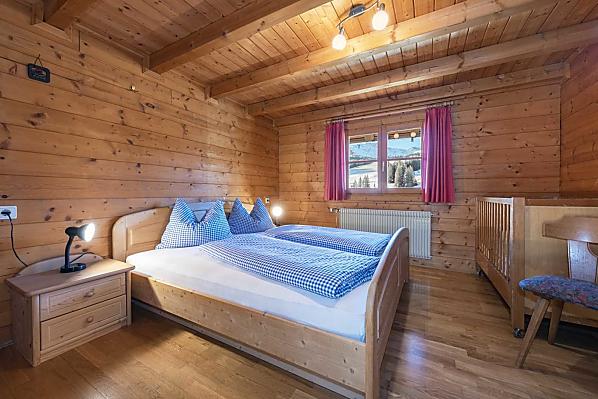 Doppelbettzimmer mit Kinderbett – Bettwäsche bitte selber mitbringen 