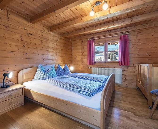Doppelbettzimmer mit Kinderbett – Bettwäsche bitte selber mitbringen 