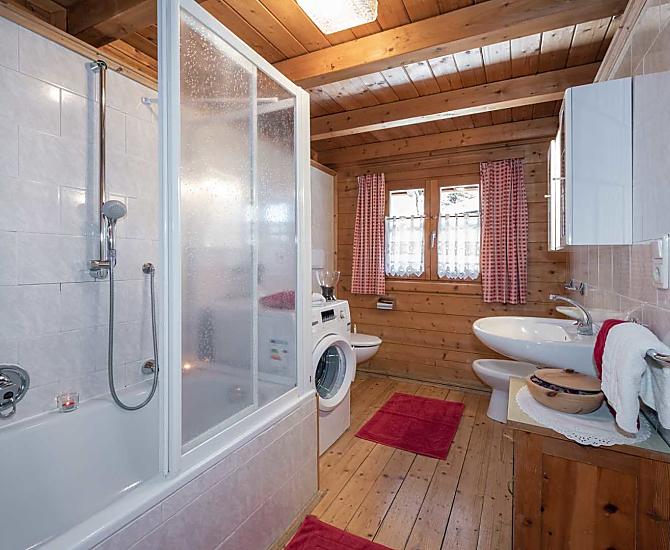 Im Badezimmer befindet eine Waschmaschine zur kostenlosen Benutzung 