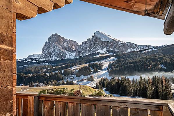 Traumhafte Aussicht auf die umliegende Bergwelt