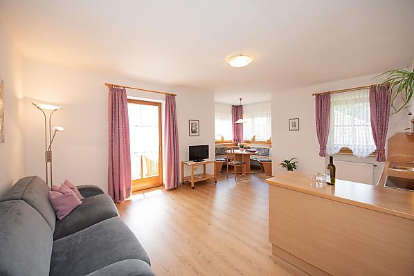 Geräumiger, heller Wohnraum mit integrierter Küche und Ostbalkon