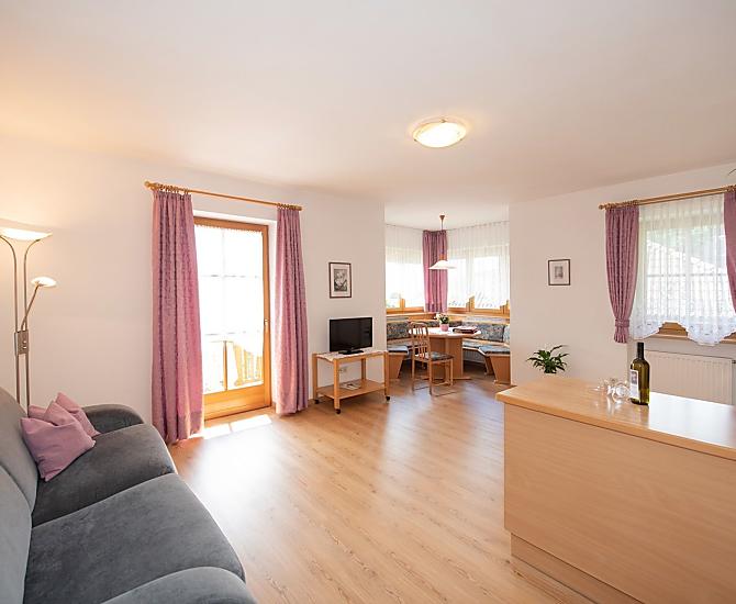 Geräumiger, heller Wohnraum mit integrierter Küche und Ostbalkon