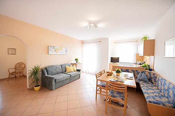 Großzügige Wohnküche mit Schlafgelegenheit und großem Balkon (Ostseite)