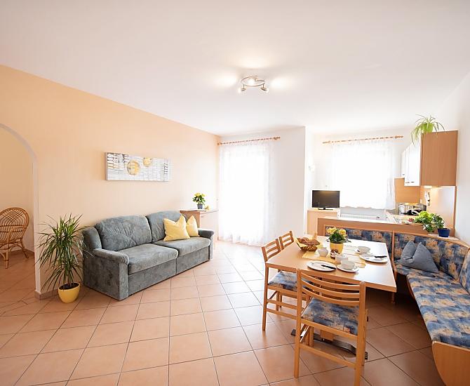 Großzügige Wohnküche mit Schlafgelegenheit und großem Balkon (Ostseite)