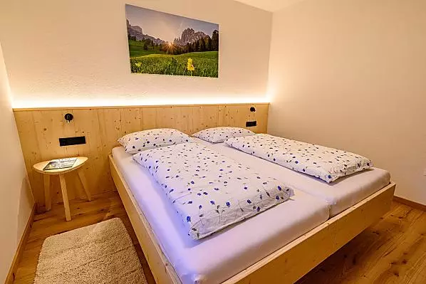 In diesem Schlafzimmer können die Betten auf Wunsch voneinander getrennt werden.