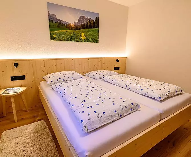 In diesem Schlafzimmer können die Betten auf Wunsch voneinander getrennt werden.