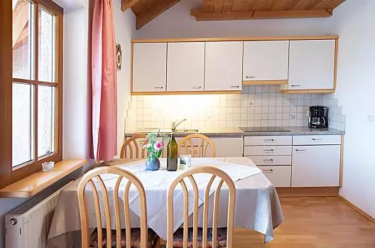 Cucine molto ben attrezzate con lavastoviglie, fornelli elettrici, macchina per il caffè e molto altro.