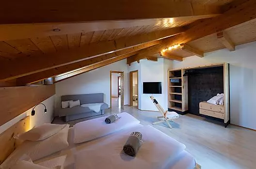 Tutti gli appartamenti dispongono di camere da letto in legno di cirmolo e arredi realizzati con materiali naturali.