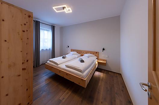 Camere in legno di cirmolo in tutti gli appartamenti