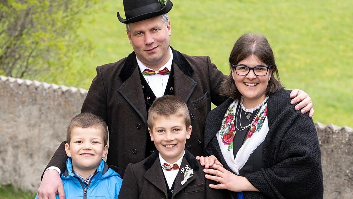La foto mostra la famiglia ospitante: Klaus e Petra con i due bambini Leon e Samuel. 