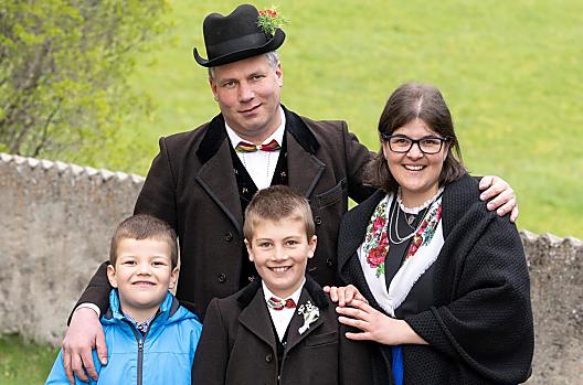 La foto mostra la famiglia ospitante: Klaus e Petra con i due bambini Leon e Samuel. 