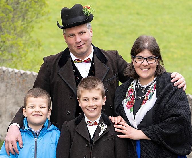 La foto mostra la famiglia ospitante: Klaus e Petra con i due bambini Leon e Samuel. 