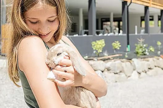 Heidi con il suo coniglietto Schneeflocke