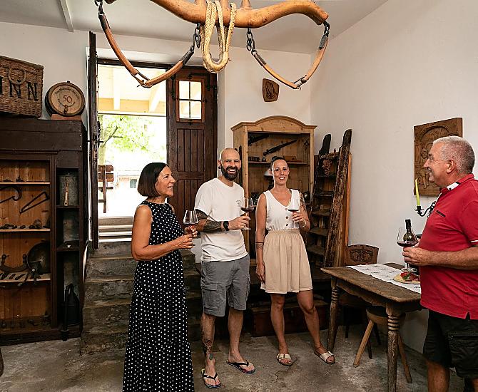 Visita guidata al piccolo e curato museo contadino del maso