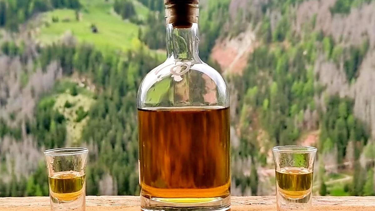 Degustazione di grappa nel fienile insieme all’oste Giovanni