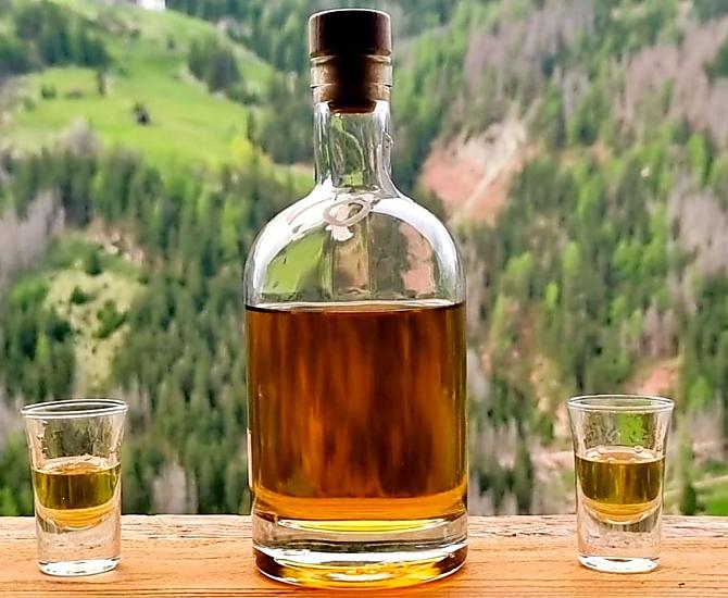 Degustazione di grappa nel fienile insieme all’oste Giovanni