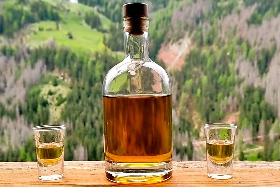 Degustazione di grappa nel fienile insieme all’oste Giovanni